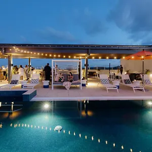 Express & Sunshine Coast By Ihg Hotel